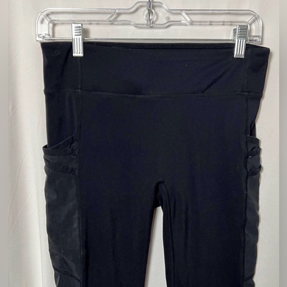 Fabletics Black High-Waisted 7/8 Pocket Leggings with Mesh Sides Size Medium - Picture 2 of 8